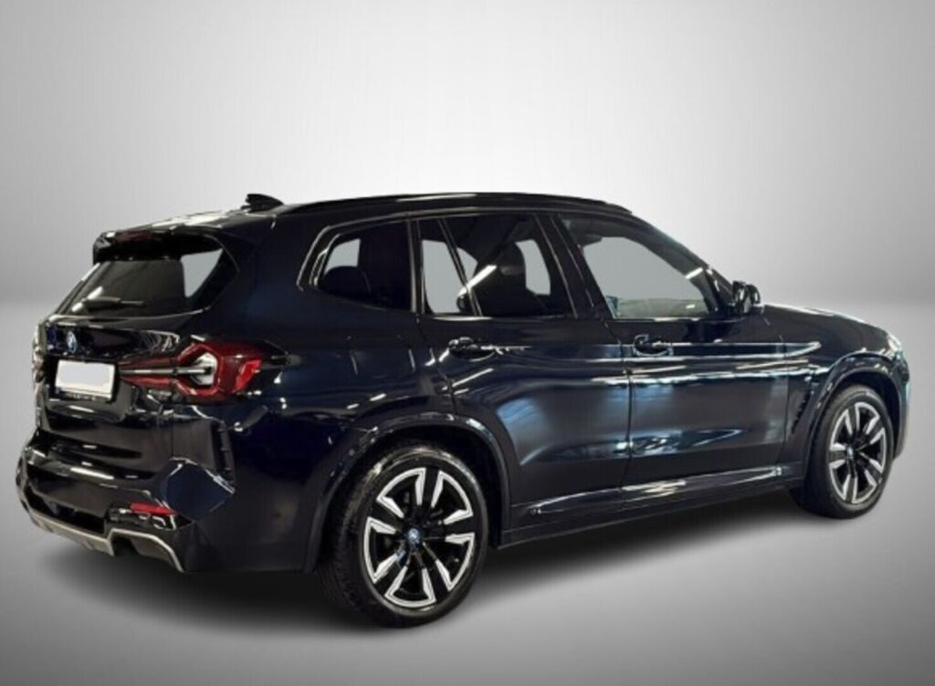 BMW iX3 2023 Musta (Carbon Black Metallic)