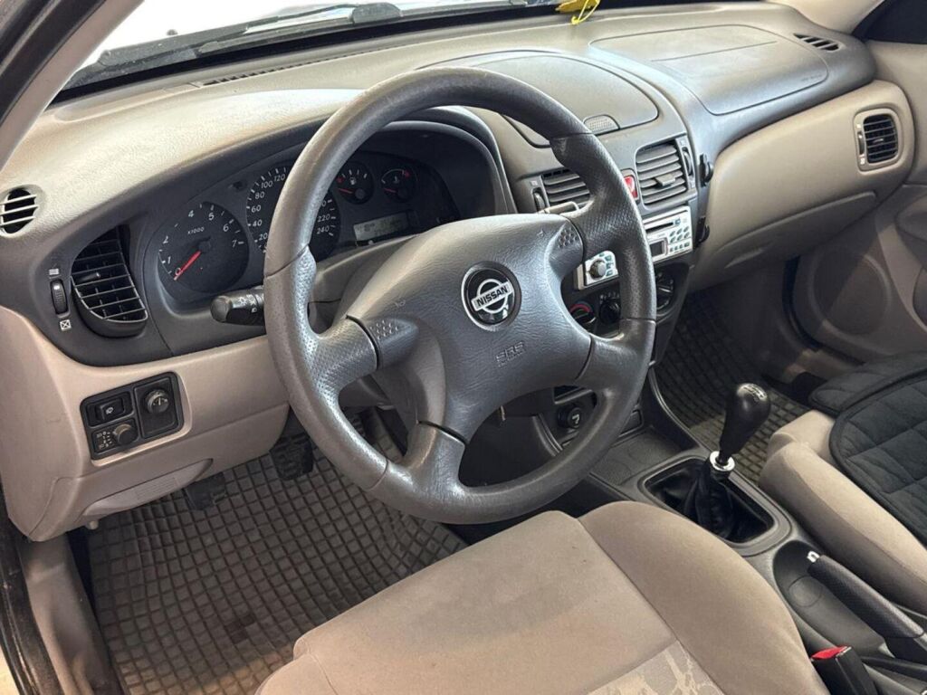 Nissan Almera 2002 Harmaa