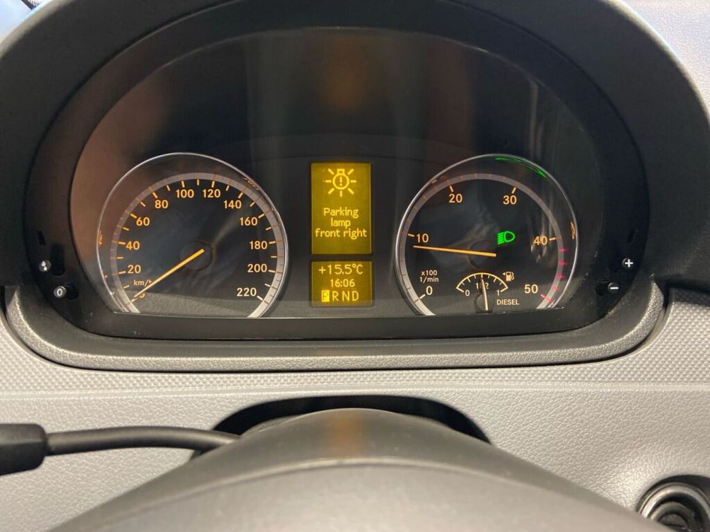 Mercedes-Benz Vito 2010 Punainen