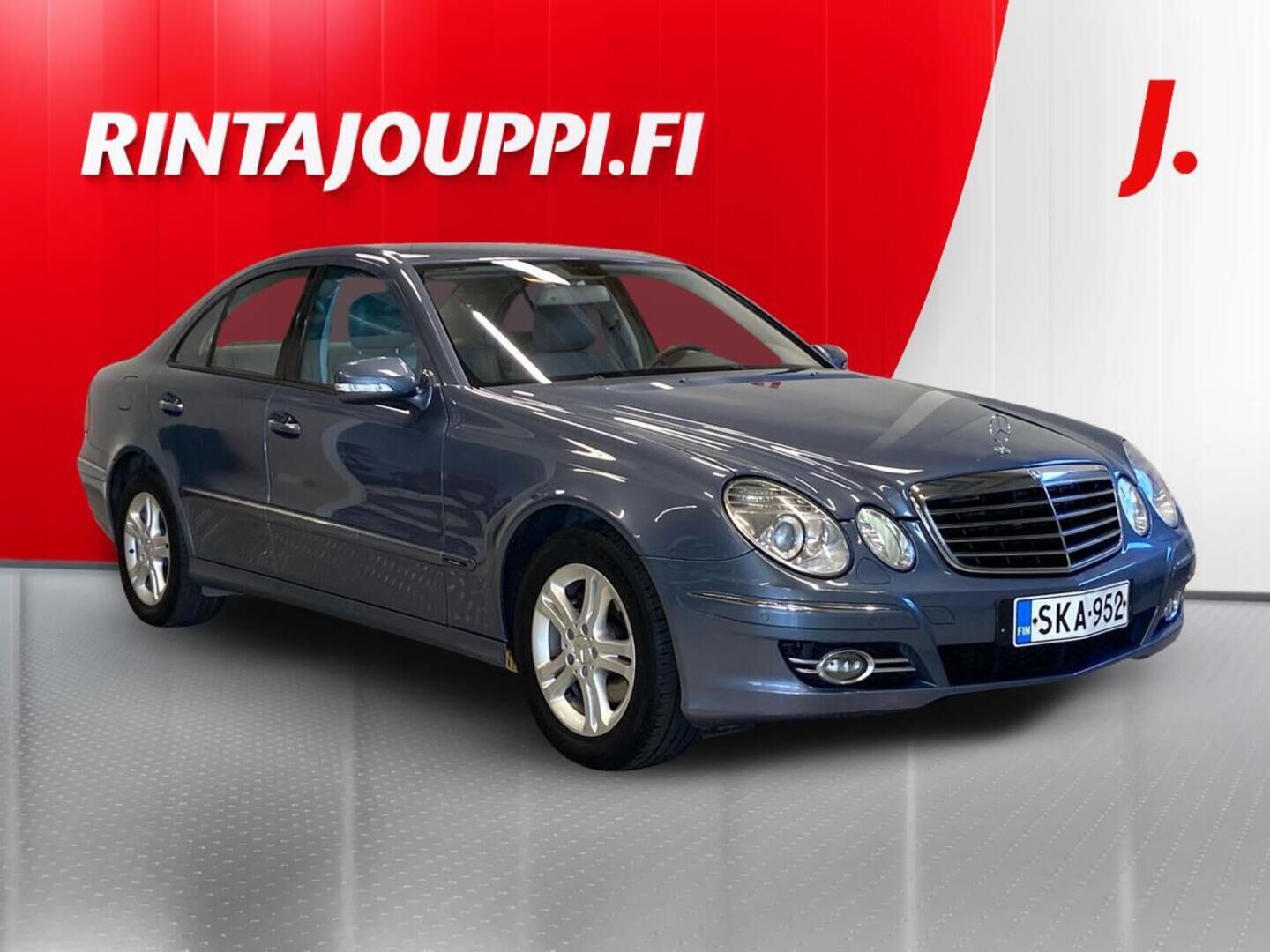 Sininen Mercedes-Benz E