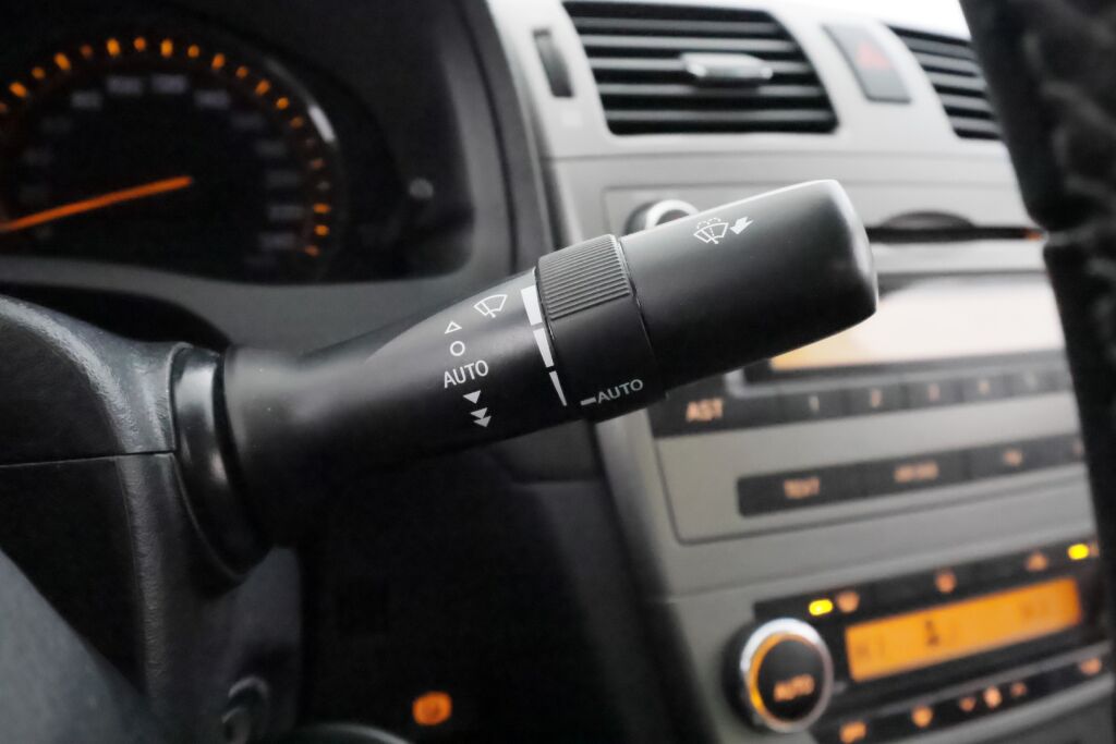 Toyota Avensis 2010 Harmaa