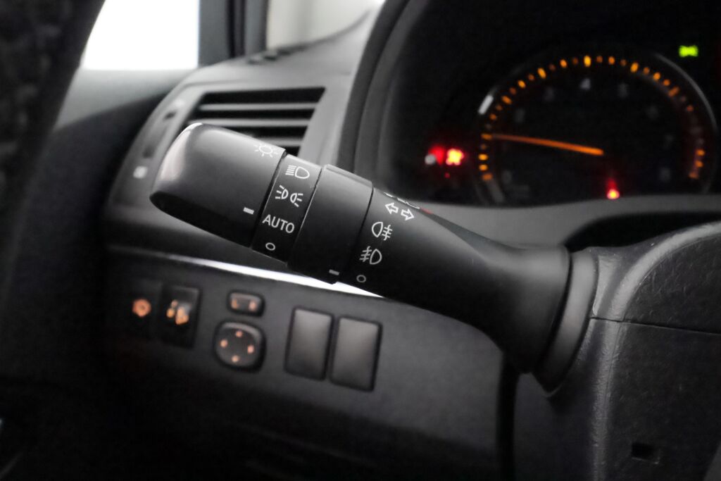 Toyota Avensis 2010 Harmaa