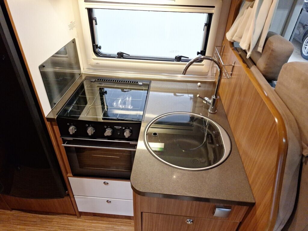 Adria MATRIX PLUS 680 SP 2011 Valkoinen