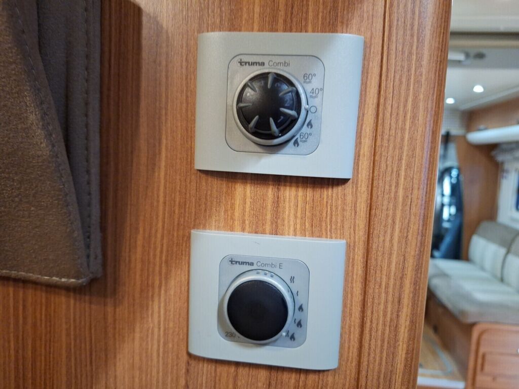 Adria MATRIX PLUS 680 SP 2011 Valkoinen