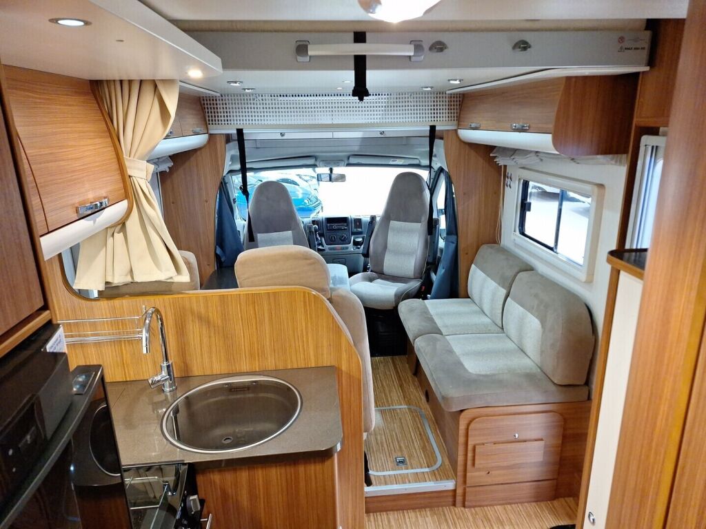 Adria MATRIX PLUS 680 SP 2011 Valkoinen