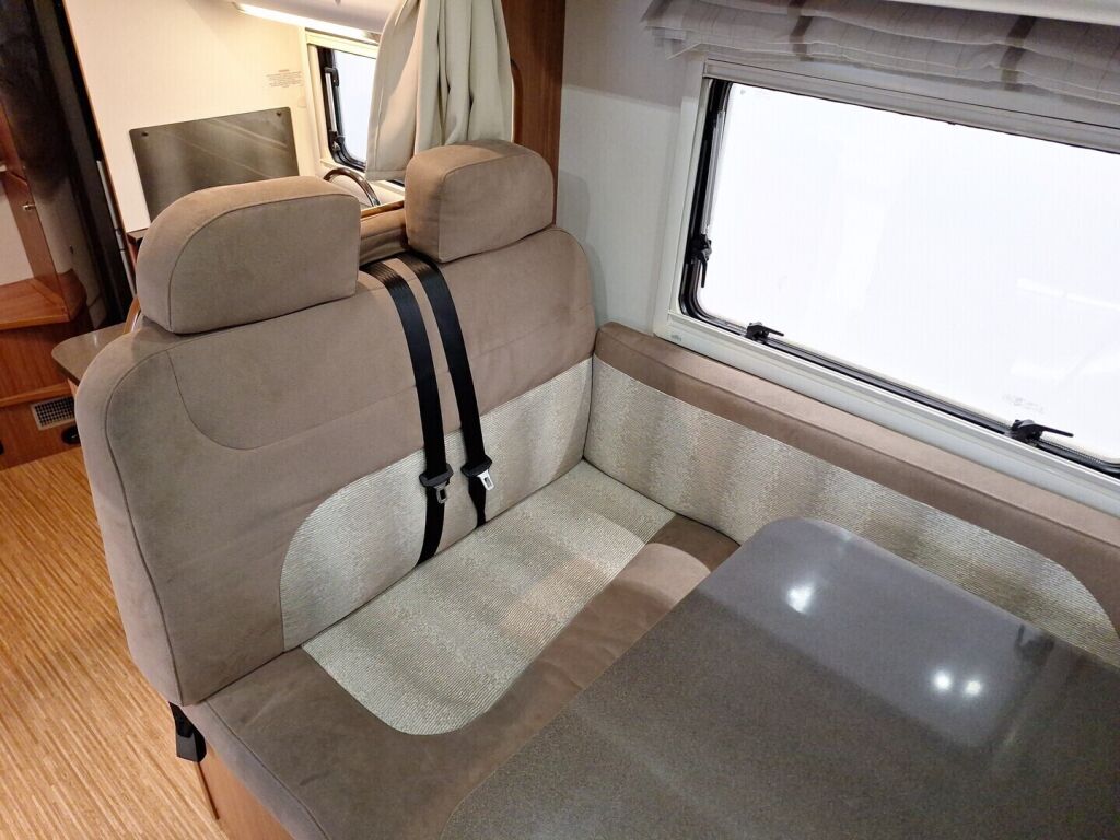 Adria MATRIX PLUS 680 SP 2011 Valkoinen