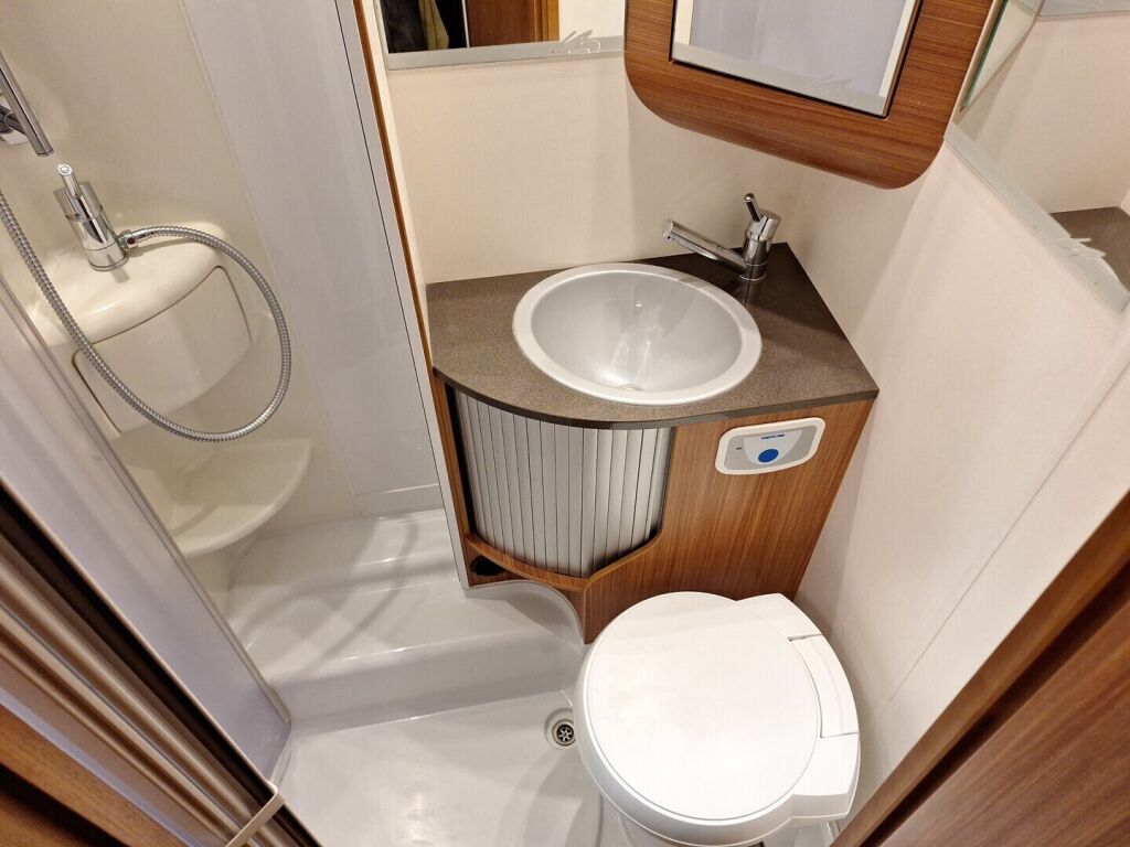 Adria MATRIX PLUS 680 SP 2011 Valkoinen