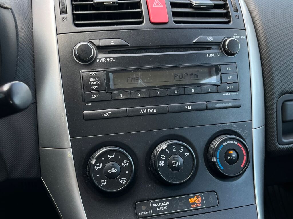 Toyota Auris 2010 Punainen