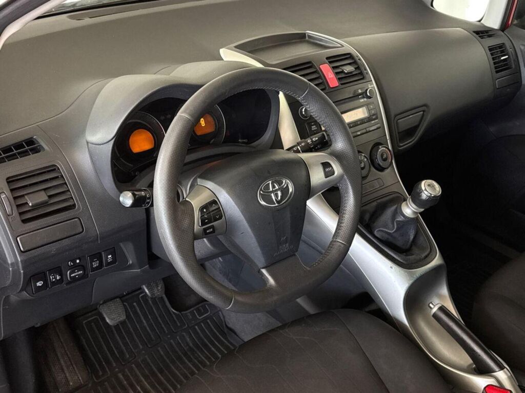 Toyota Auris 2010 Punainen
