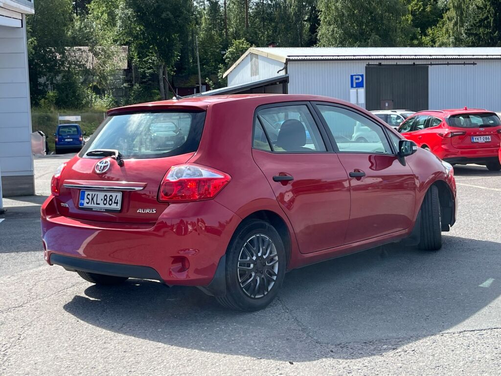 Toyota Auris 2010 Punainen