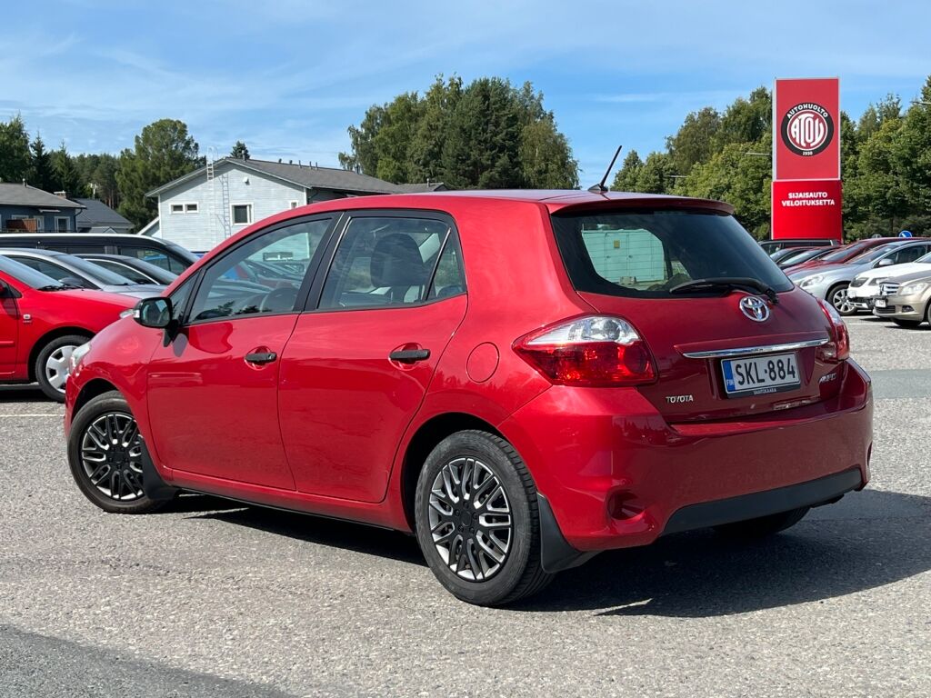 Toyota Auris 2010 Punainen