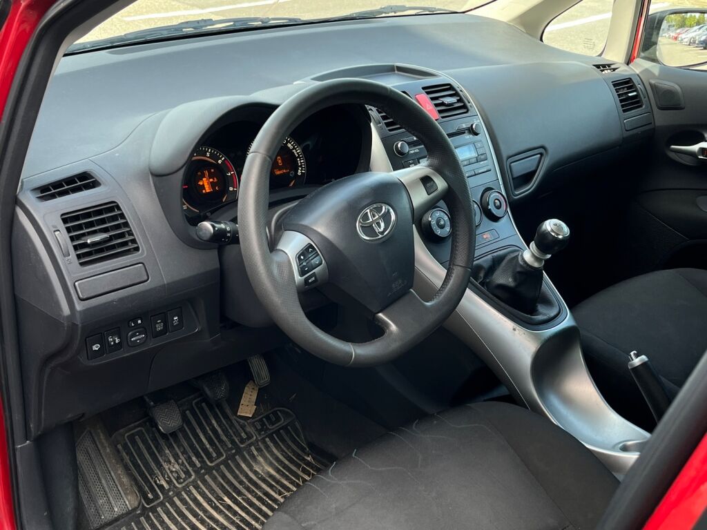 Toyota Auris 2010 Punainen