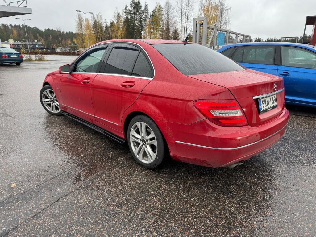 Mercedes-Benz C 2012 Punainen