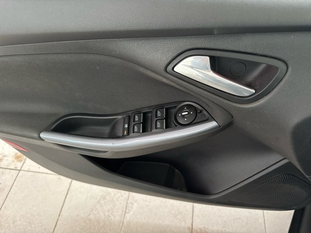 Ford Focus 2012 Musta