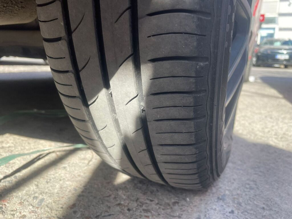 Toyota Yaris 2012 Punainen