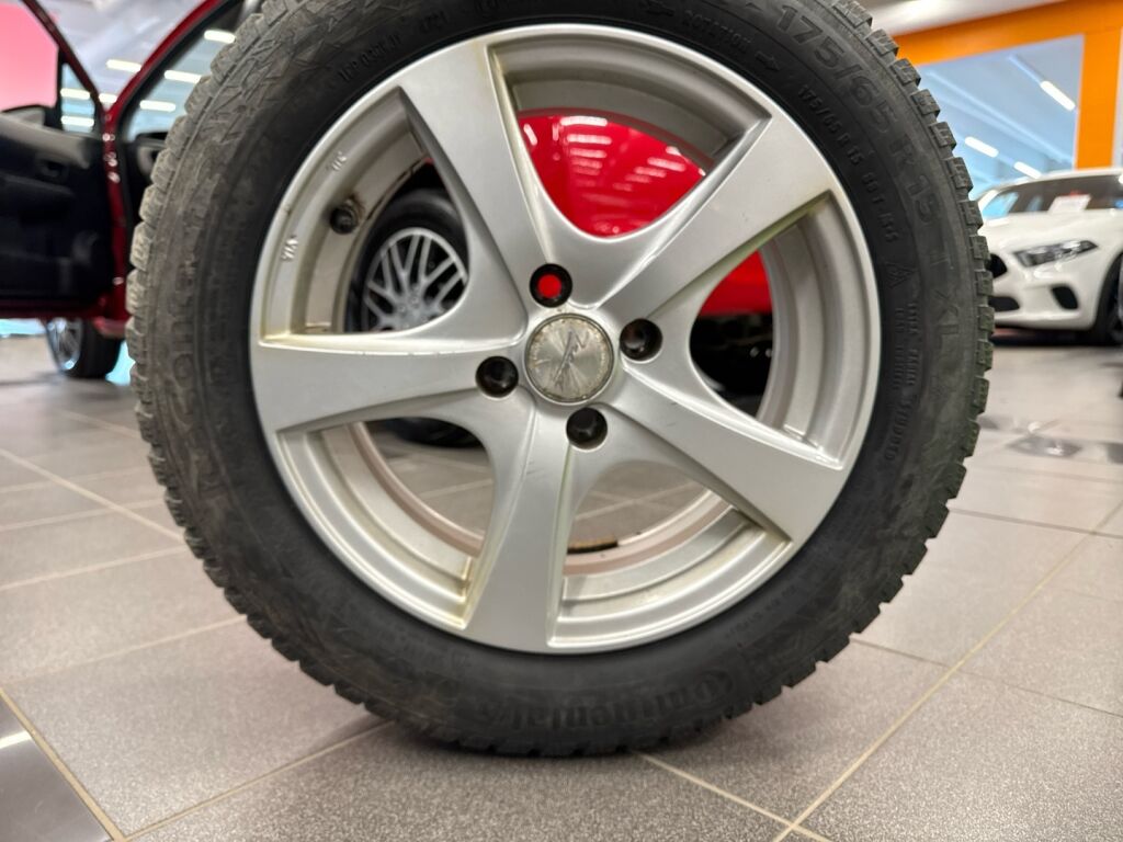 Toyota Yaris 2012 Punainen