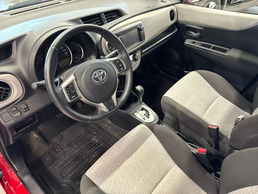 Toyota Yaris 2012 Punainen