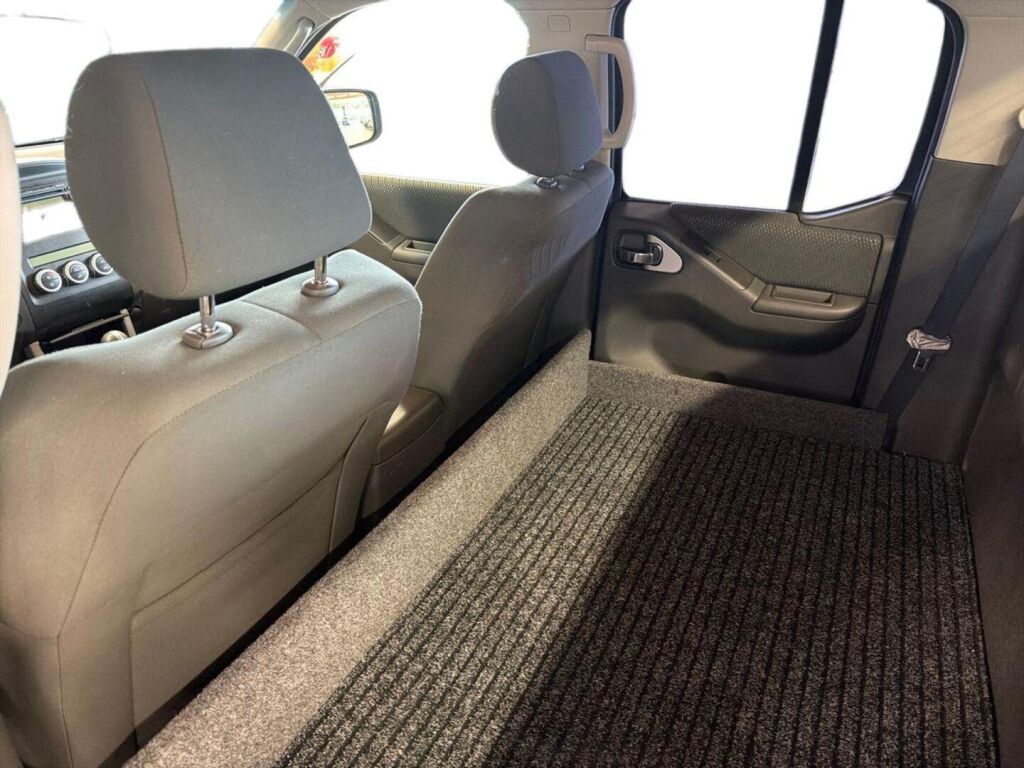 Nissan Navara 2012 Harmaa