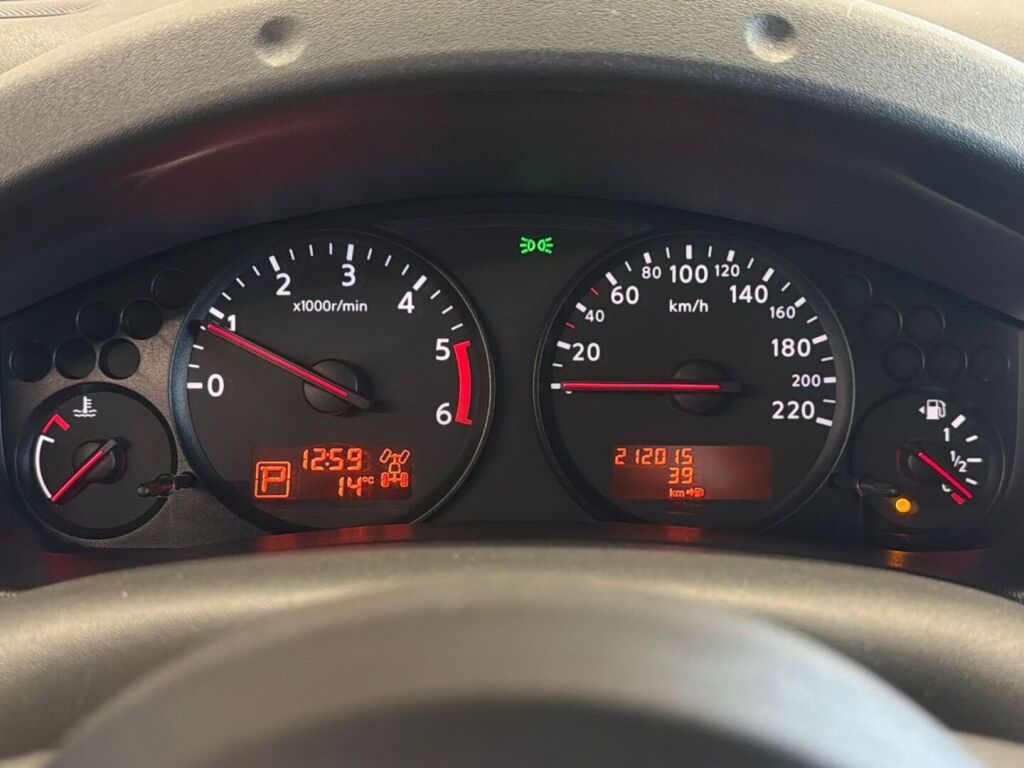 Nissan Navara 2012 Harmaa