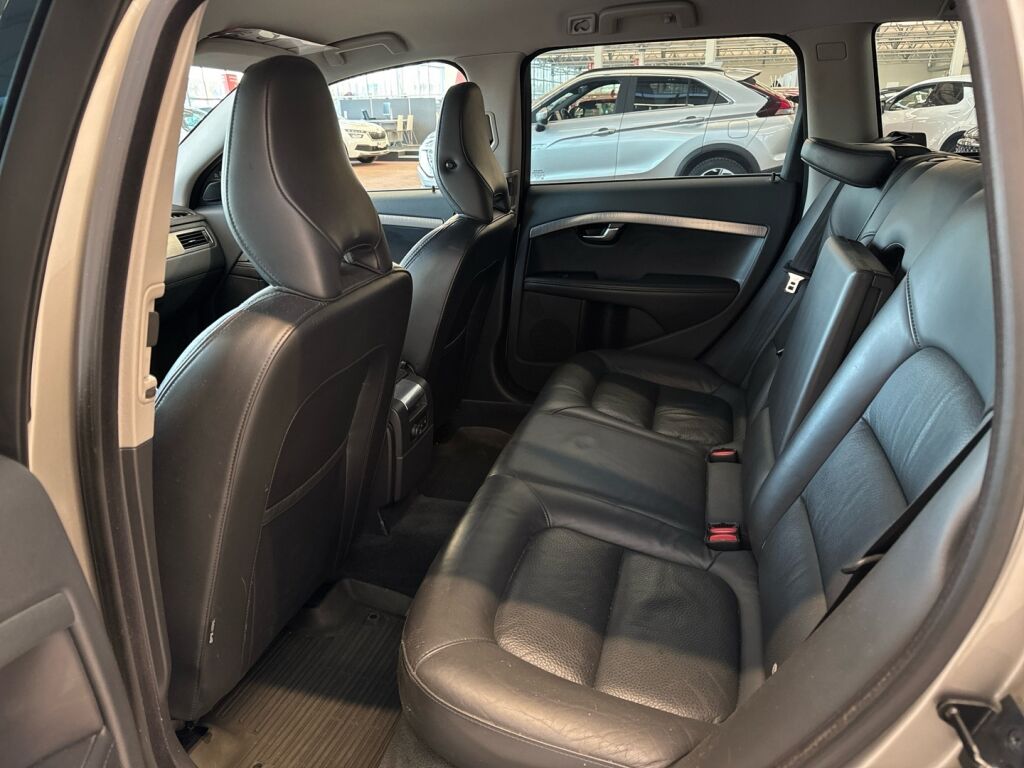 Volvo V70 2012 Ruskea (beige)
