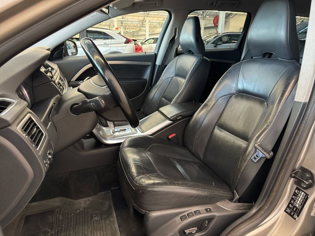 Volvo V70 2012 Ruskea (beige)