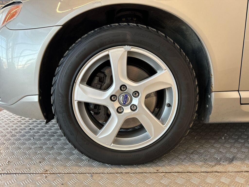 Volvo V70 2012 Ruskea (beige)