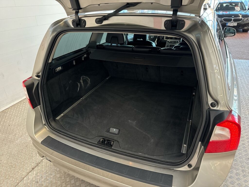 Volvo V70 2012 Ruskea (beige)