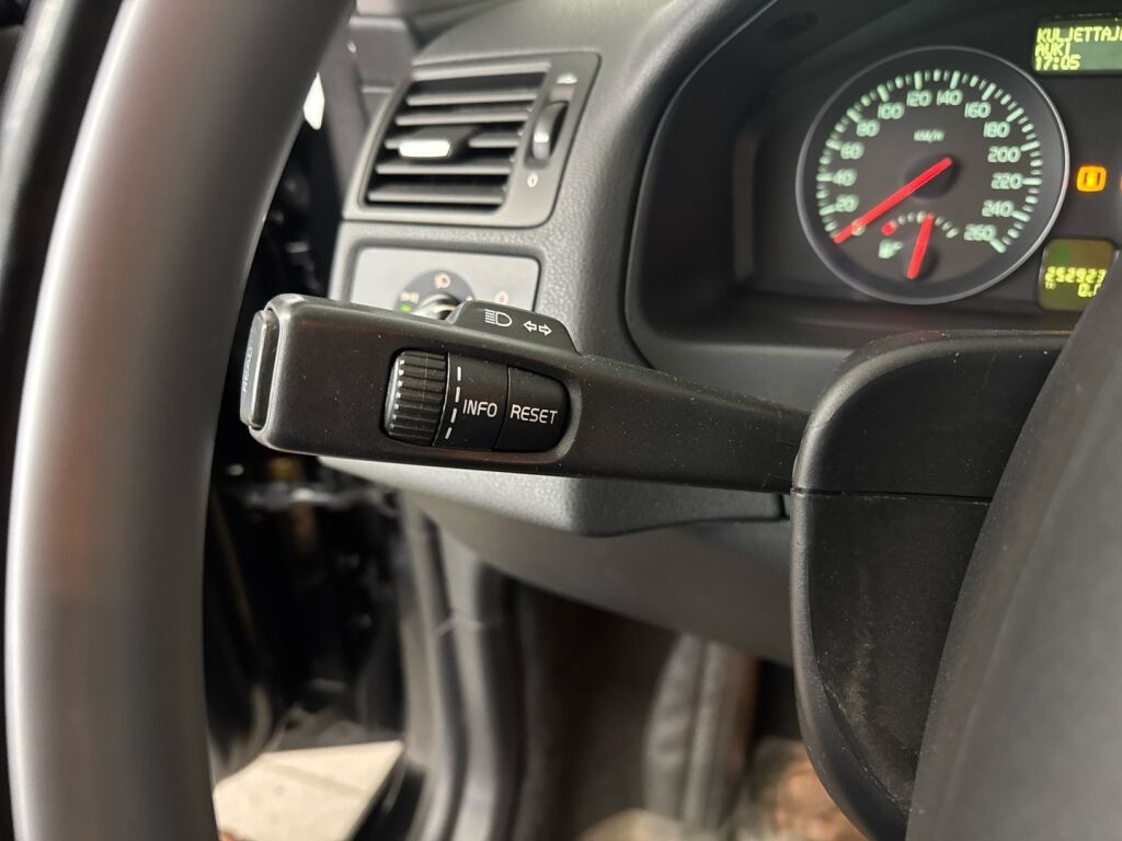 Volvo V50 2012 Musta