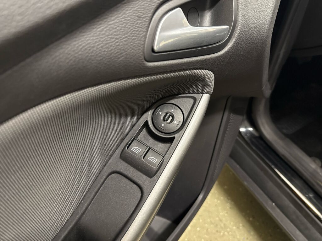 Ford Focus 2012 Musta