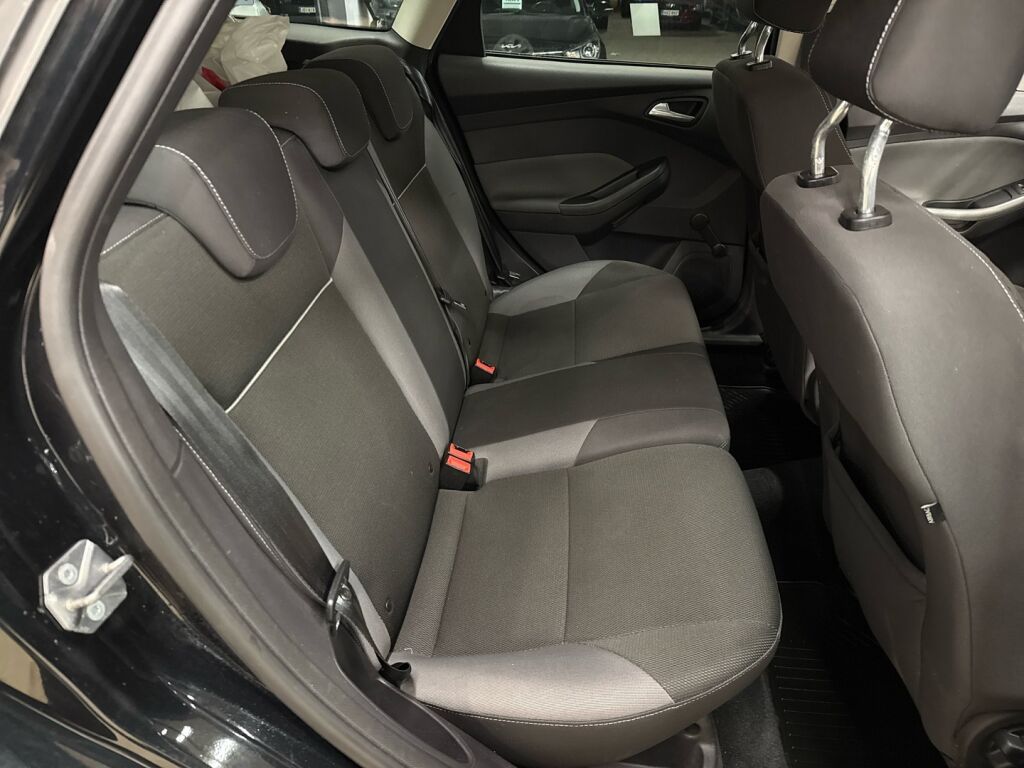 Ford Focus 2012 Musta