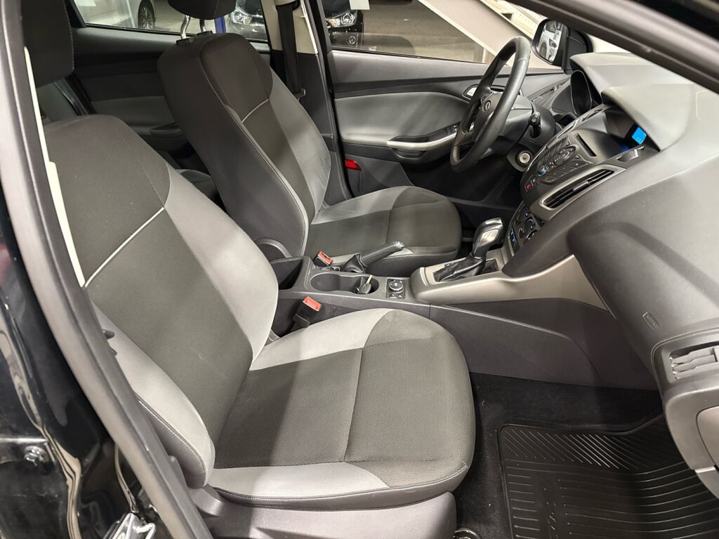 Ford Focus 2012 Musta