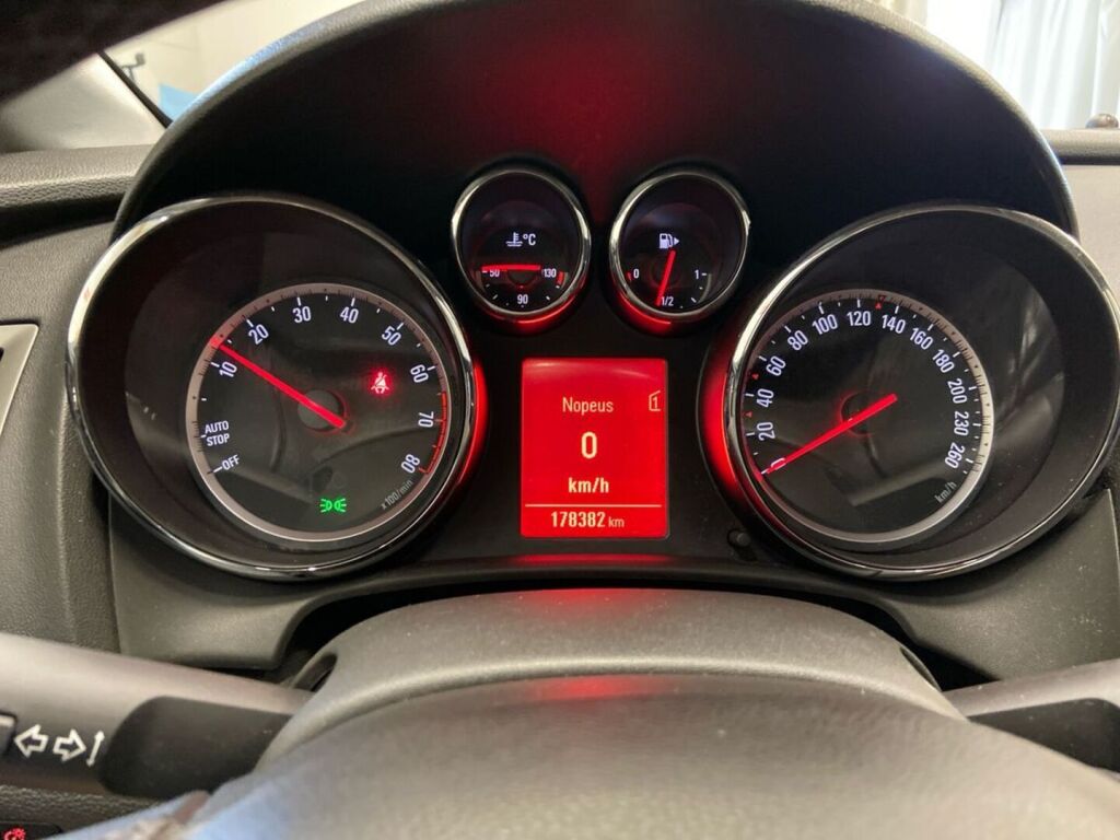 Opel Astra 2013 Musta