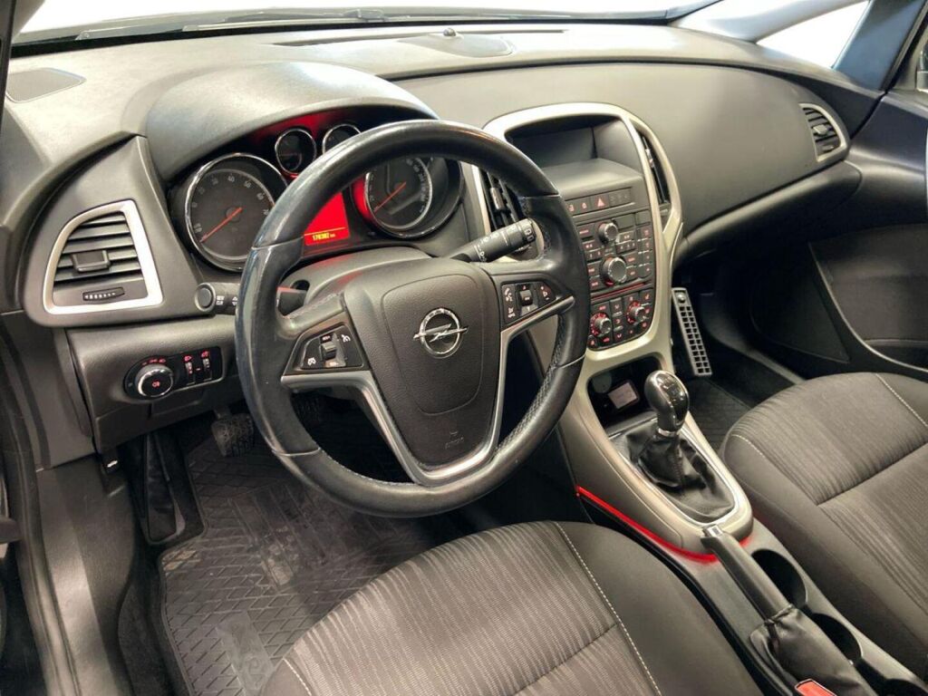 Opel Astra 2013 Musta
