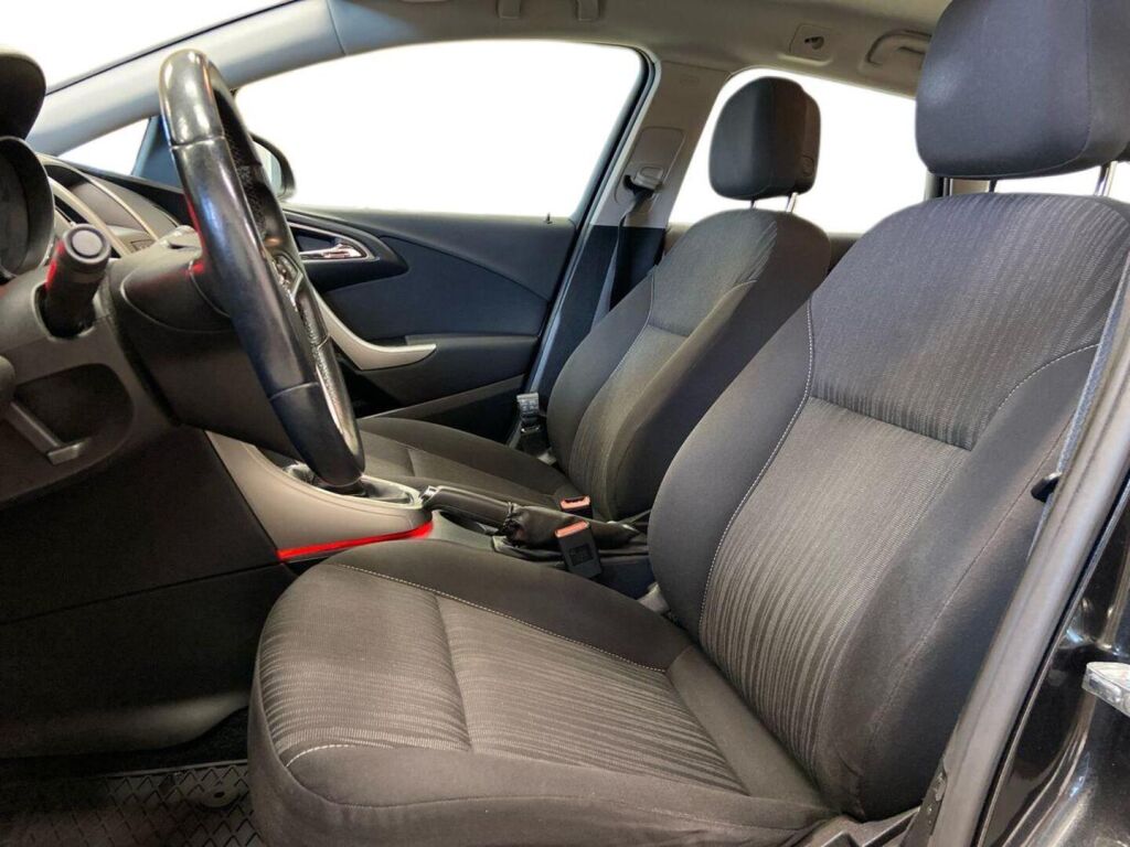 Opel Astra 2013 Musta