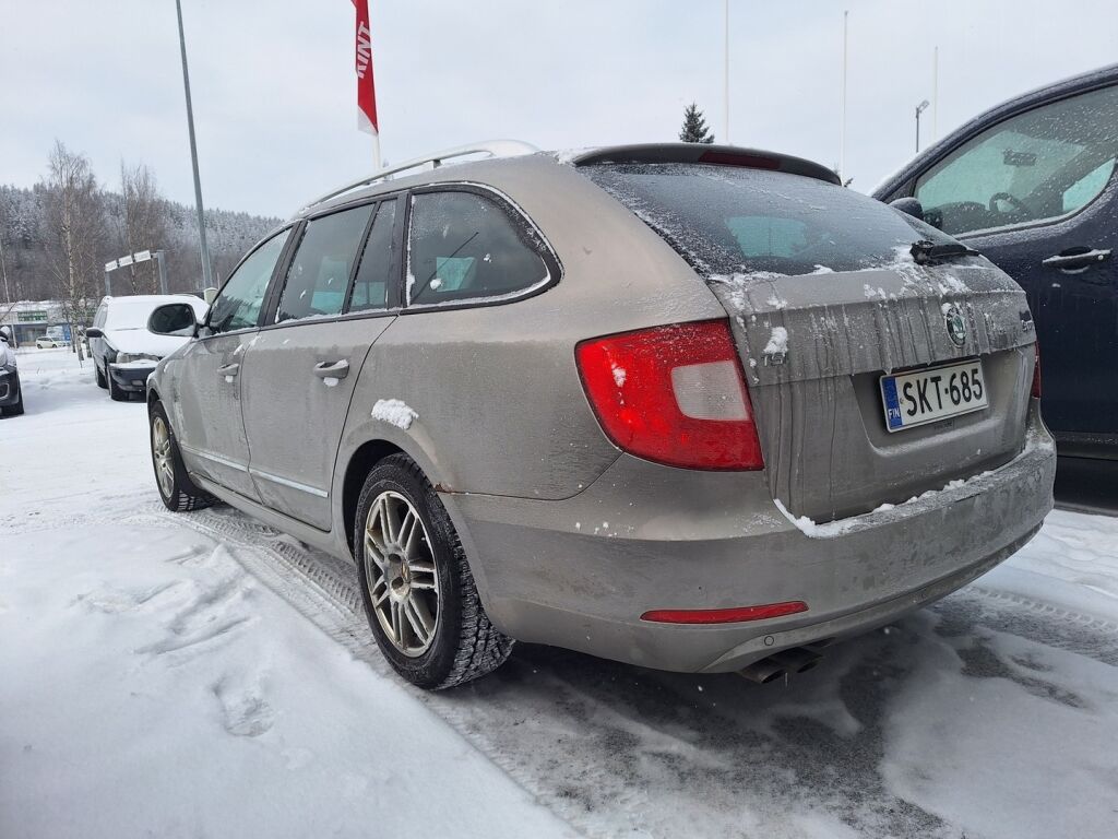 Skoda Superb 2012 Ruskea (beige)