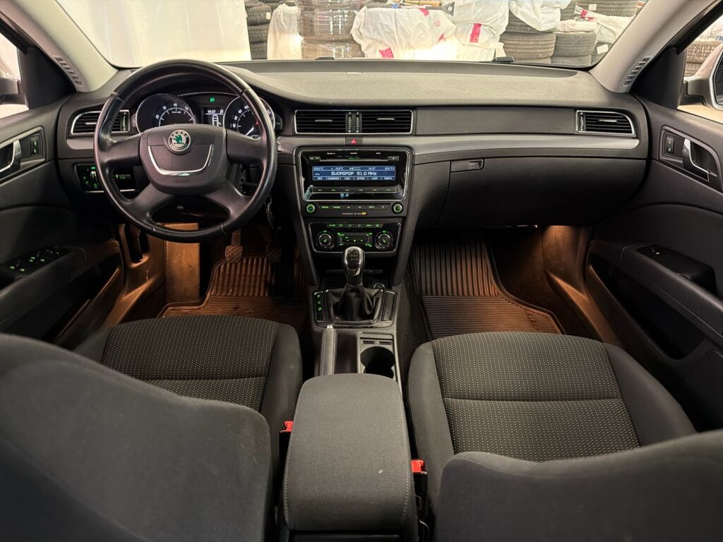 Skoda Superb 2012 Ruskea (beige)