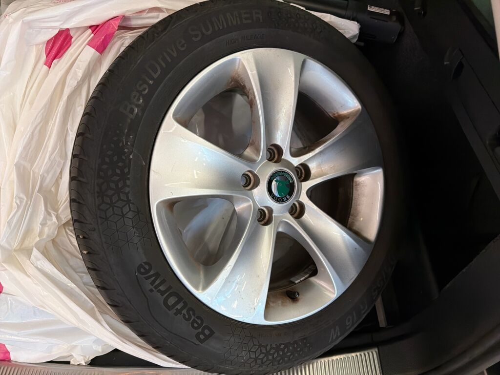 Skoda Superb 2012 Ruskea (beige)