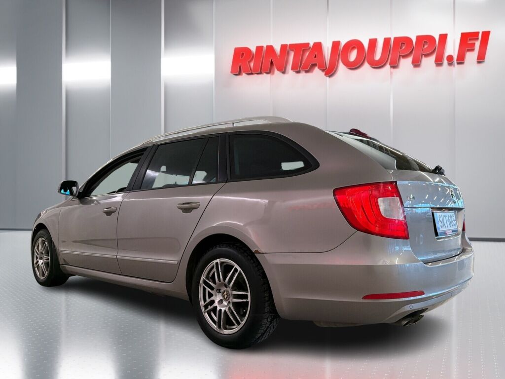 Skoda Superb 2012 Ruskea (beige)