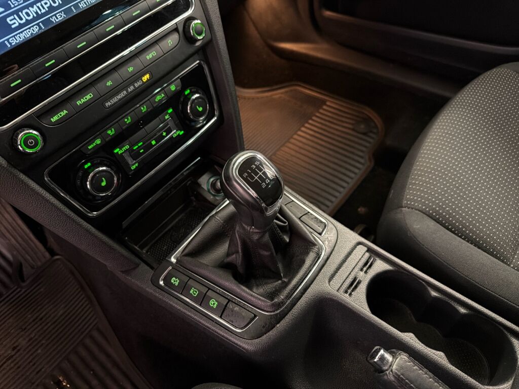 Skoda Superb 2012 Ruskea (beige)