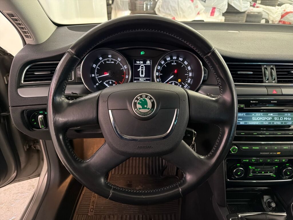 Skoda Superb 2012 Ruskea (beige)