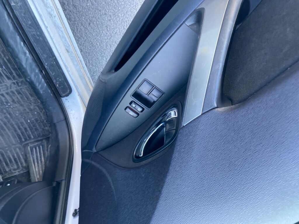 Toyota Avensis 2013 Valkoinen