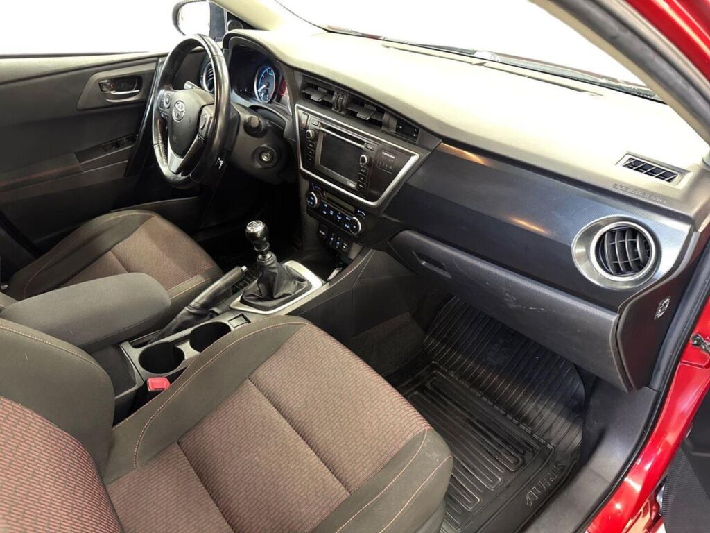 Toyota Auris 2013 Punainen