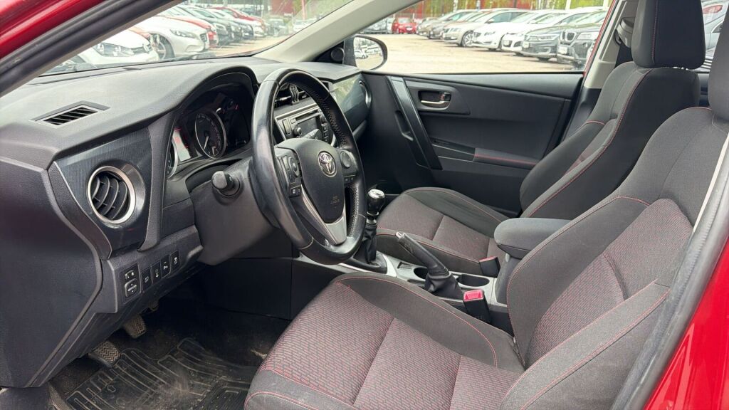 Toyota Auris 2013 Punainen