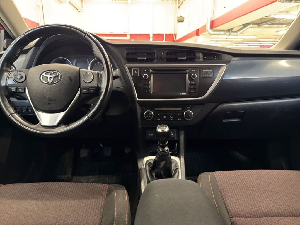 Toyota Auris 2013 Punainen