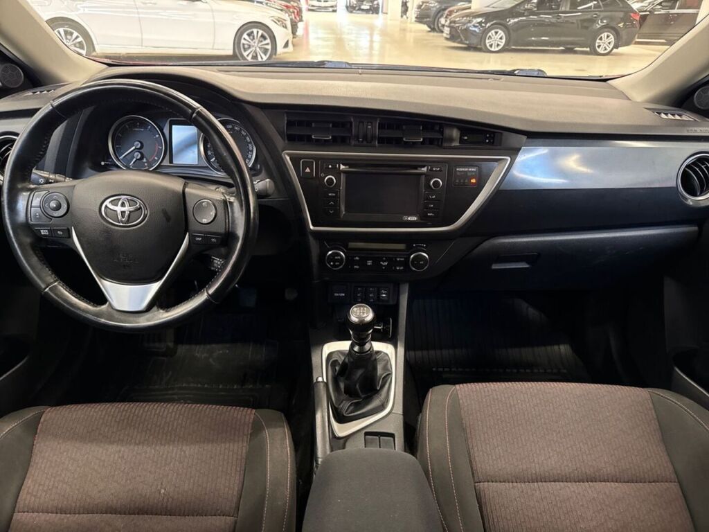 Toyota Auris 2013 Punainen