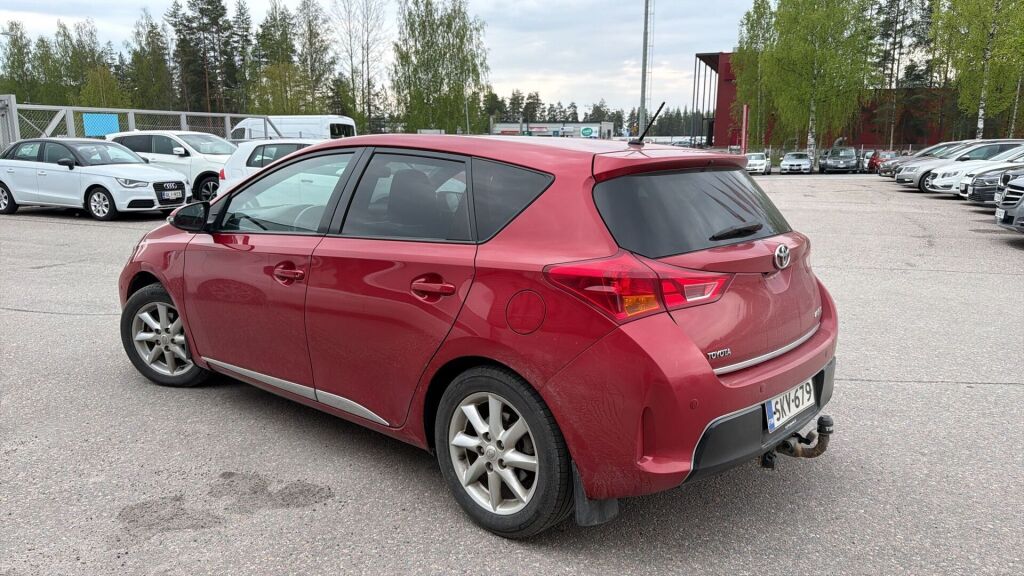 Toyota Auris 2013 Punainen