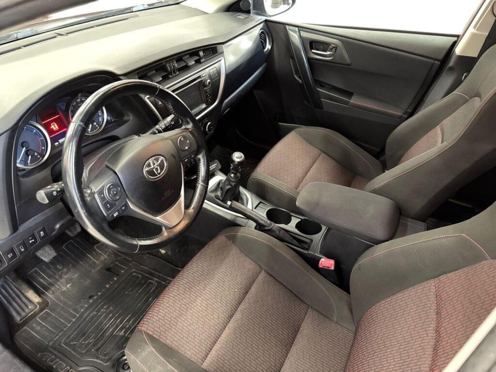 Toyota Auris 2013 Punainen