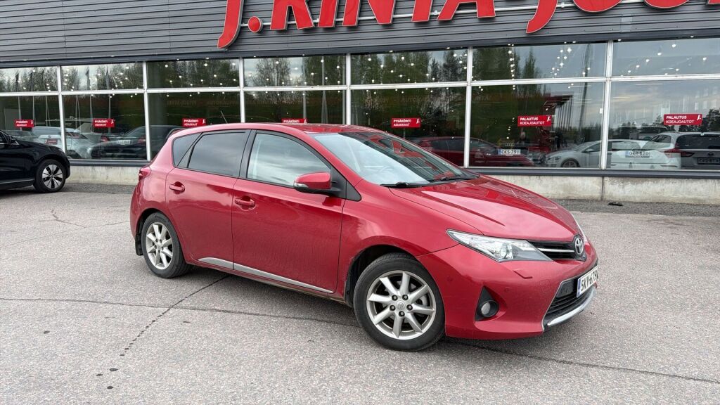 Toyota Auris 2013 Punainen