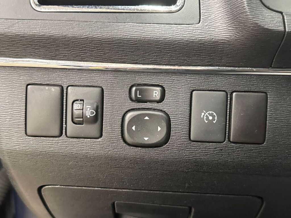 Toyota Avensis 2013 Sininen