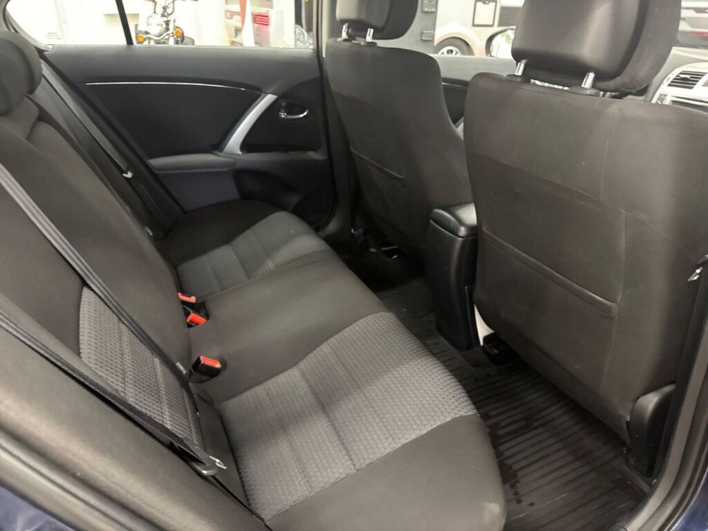 Toyota Avensis 2013 Sininen